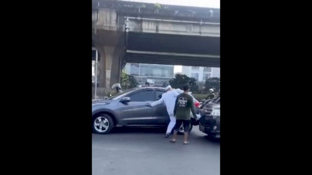 Pengantin pria ngamuk dan tendang mobil di jalan raya (Tangkapan layar Instagram @fakta.jakarta)