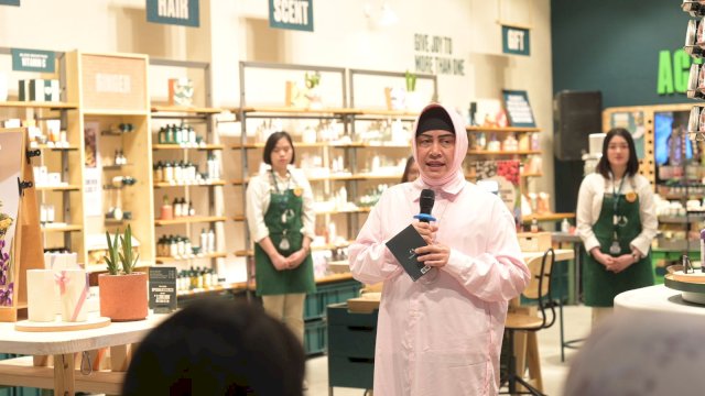 Ketua TP PKK Kota Makassar Indira Jusuf Ismail menghadiri grand opening The Body Shop di Trans Studio Mall (TSM) Makassar, Sabtu (15/07/2023).