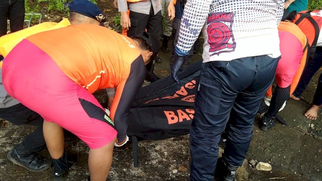 Jenasah Dandi yang tenggelam di Sungai Desa Marioriaja, Kabupaten Soppeng, Provinsi Sulawesi Selatan ditemukan Tim SAR Gabungan dalam kondisi meninggal dunia, Sabtu (15/7/2023).