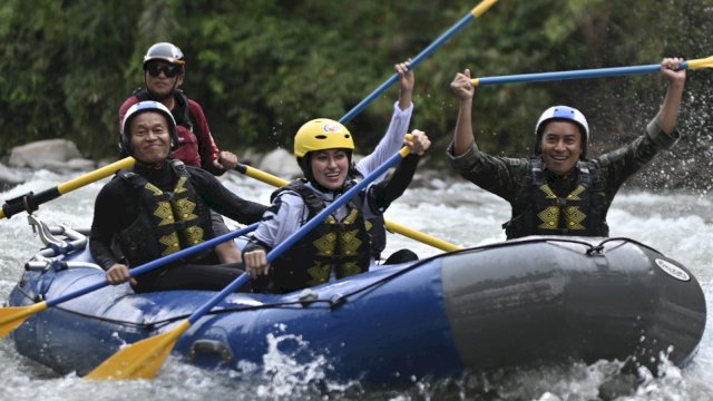 Bupati Luwu Utara, Indah Putri Indriani saat membuka kegiatan Jambore Nasional II Arus Deras Sungai Rongkong di Desa Tulak Tallu Kecamatan Sabbang Kabupaten Luwu Utara Kamis, (14/07/2023)