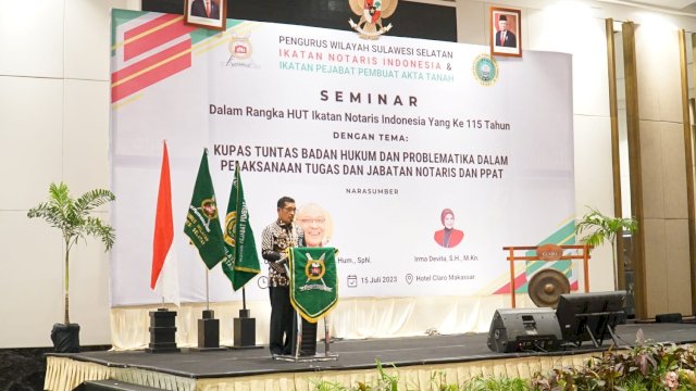 Kepala Kantor Wilayah Kementerian Hukum dan HAM Sulawesi Selatan (Kanwil Kemenkumham Sulsel), Liberti Sitinjak saat membuka Seminar Nasional dalam Rangka Hari Ulang Tahun (HUT) Ikatan Notaris Indonesia (INI) yang ke-115 Tahun di Claro Hotel Makassar, Sabtu (15/7/2023).