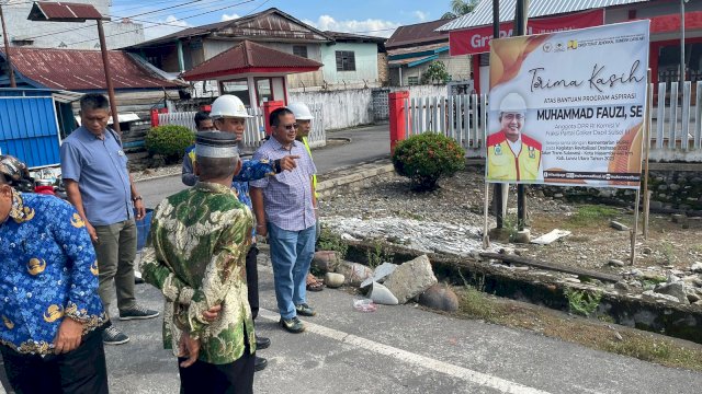 Anggota DPR RI Muhammad Fauzi saat melakukan peninjauan pengerjaan rehabilitasi drainase jalan trans Sulawesi di Kelurahan Kappuna, Luwu Utara (17/7/2023).