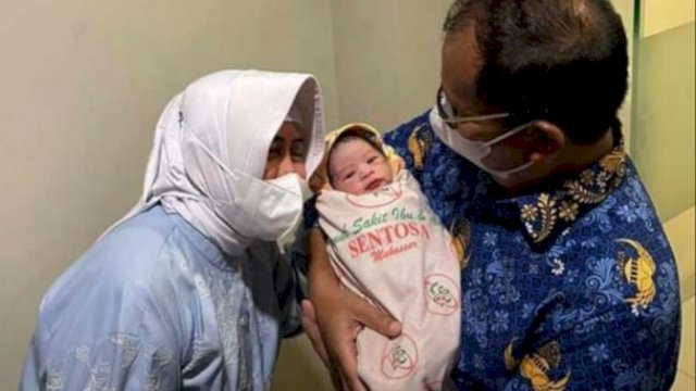 Wali Kota Makassar Moh Ramdhan Pomanto dan keluarga berbahagia. Suatu kesyukuran bahwa anak sulungnya, Aura Aulia Imandara telah menjalani proses persalinan pada, Senin, (17/07/2023).