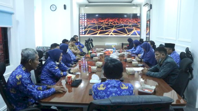 Camat Tallo Alamsyah Sahabuddin, didampingi Sekretaris Camat Tallo Nimbrod Sembeh memimpin rapat koordinasi dalam rangka evaluasi pelaksanaan program dan kegiatan Pemerintah Kota Makassar tingkat Kecamatan Tallo (17/07/2023). 