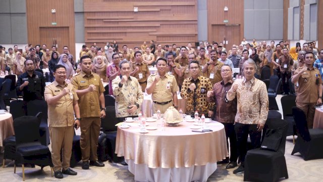 Penjabat Sekretaris Daerah Provinsi Sulawesi Selatan (Sulsel), Andi Darmawan Bintang saat membuka secara resmi Rapat Koordinasi (Rakor) Unit Kerja Pengadaan Barang/Jasa Setda Pemprov Sulsel di Hotel Four Point by Sheraton Makassar, Selasa (18/7/2023).