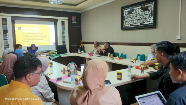 Prodi Magister Ilmu Administrasi Publik (MIAP) pascasarjana Unismuh Makassar melaksanalan pendampingan penulisan proposal tesis bagi mahasiswa di Ruang Kuliah S3 lantai 2 PPs Unismuh Makassar, Rabu (19/7/2023). 