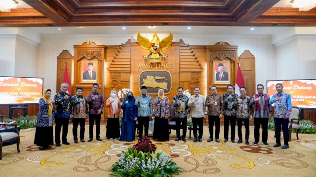 Gubernur Sulawesi Selatan Andi Sudirman Sulaiman bersama Ketua TP-PKK dan Dekranasda Sulsel, Noaemi Octarina bertemu dengan Gubernur Jawa Timur, Khofifah Indar Parawansa di Gedung Negara Grahadi, Rabu (19/7/2023).