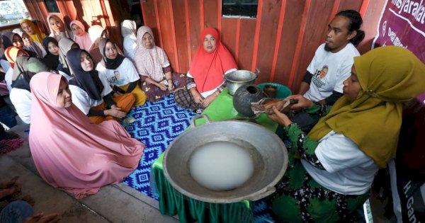 Tingkatkan Perekonomian Warga, Gerakan Passeddingeng Gelar Pelatihan Pembuatan Gula Aren di Bone