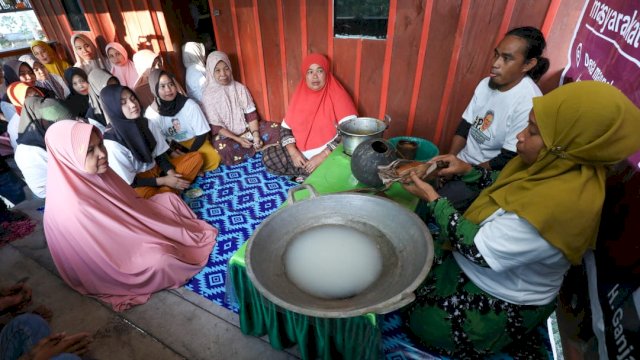 Gerakan Passeddingeng Masyarakat Bonemenggelar pelatihan pembuatan gula aren bagi masyarakat Desa Mappalo Ulaweng, Kecamatan Awangpone, Kabupaten Bone, Sulawesi Selatan (Sulsel), pada Rabu (19/7/2023).