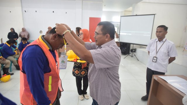 Untuk ketiga kalinya Pembekalan dan Uji Sertifikasi Tenaga Kerja Konstruksi digelar di Luwu Utara. Kegiatan ini dibuka langsung oleh Anggota Komisi V DPR RI Muhammad Fauzi di Gedung Pemuda Masamba, pada Kamis (20/07/2023).