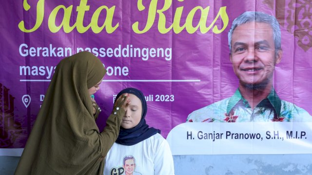 Gerakan Passeddingeng Masyarakat Bone menggelar pelatihan tata rias bagi puluhan perempuan di Desa Tanete Harapan, Kecamatan Cina, Kabupaten Bone, Sulawesi Selatan, pada Kamis (20/7/2023).