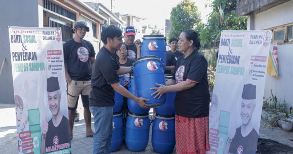 Pandawa Ganjar Serahkan Tempat Sampah Bagi Warga di Makassar 