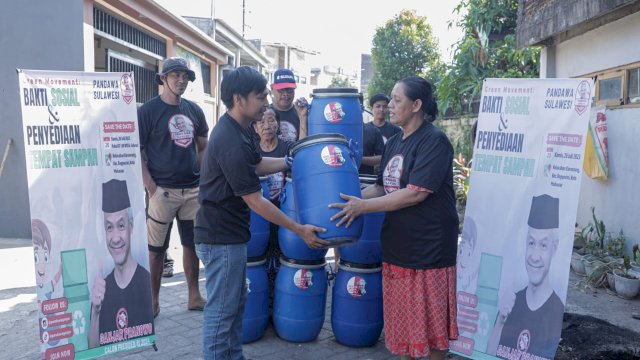 Pandawa Ganjar melakukan bakti sosial bersama warga secara bahu-membahu membersihkan saluran air dan jalan umum dari sampah dan tanaman liar pada Kamis (20/7/2023).