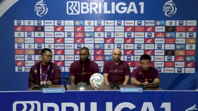 Dokumentasi Pelatih PSM Makassar, Bernardo Tavares (kiri kedua) saat sesi press converence jelang melawan Persib Bandung. (foto: Official PSM Makassar)