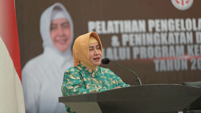 Ketua Dekranasda Kota Makassar Indira Yusuf Ismail, secara resmi membuka kegiatan pelatihan pengelolaan keuangan dan peningkatan daya saing bagi pelaku UMKM, di Baruga Anging Mammiri Rumah Jabatan Wali Kota Makassar, Rabu (26/7/2023).