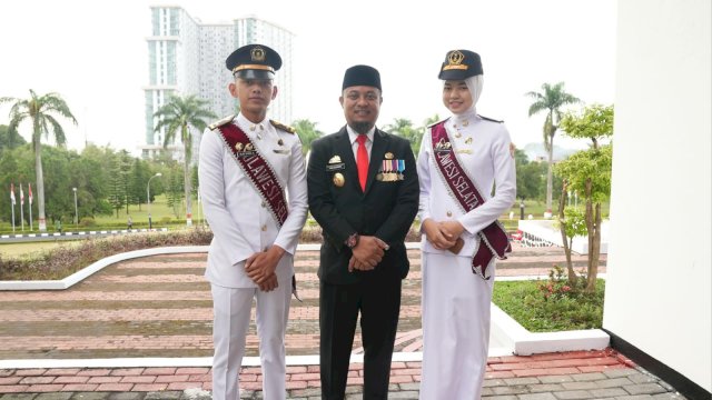 Gubernur Sulawesi Selatan, Andi Sudirman Sulaiman memenuhi undangan Pelantikan Pamong Praja Muda Lulusan IPDN Angkatan XXX Tahun Akademik 2022/2023 di Lapangan Parade IPDN Kampus Jatinangor, Sumedang, Provinsi Jawa Barat, Kamis (27/7/2023).