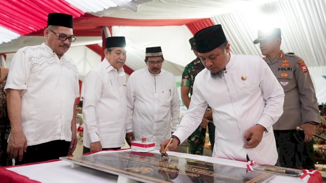 Gubernur Sulawesi Selatan Andi Sudirman Sulaiman meresmikan Pondok Pesantren (Ponpes) Tahfidzul Qur’an Ibrahim, Kelurahan Uluwale, Kecamatan Watangpulu, Kabupaten Sidrap, Sabtu (29/7/2023).