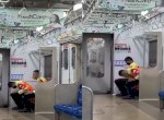 Viral Petugas KRL Sempatkan Shalat di Gerbong Kereta, Netizen Salut 