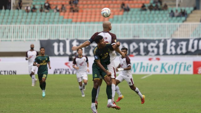 Kapten PSM Makassar, Wiljan Pluim saat berduel dengan pemain Persikabo 1973 di laga pekan ketiga yang berakhir 0-1 untuk kemenangan PSM, Jumat (14/7/2023). (foto: Official PSM Makassar)