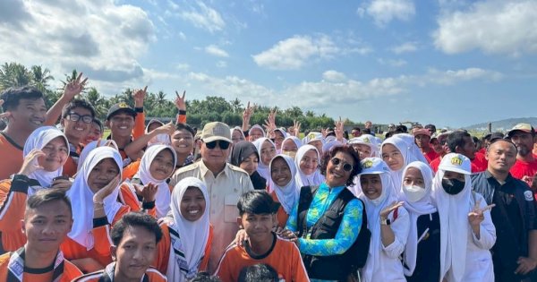 Prabowo Subianto Bersama Susi Pudjiastuti Lepas Anak Penyu di Pangandaran