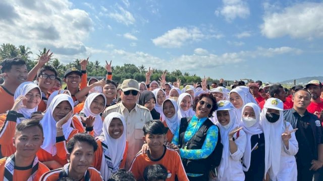 Prabowo Subianto Bersama Susi Pudjiastuti Lepas Anak Penyu di Pangandaran