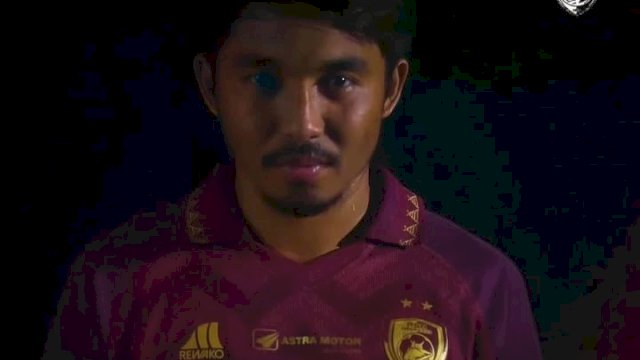 Kapten PSM Makassar, Muh Arfan saat menggunakan Jersey baru tim musim 2023-2024.