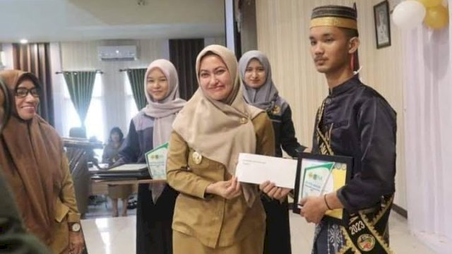 Bupati Luwu Utara, Indah Putri Indriani menyematkan penghargaan kepada Irghy sebagai Duta Anak 2023. 