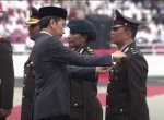 Jokowi Beri Penghargaan 4 Anggota Polri di HUT Bhayangkara