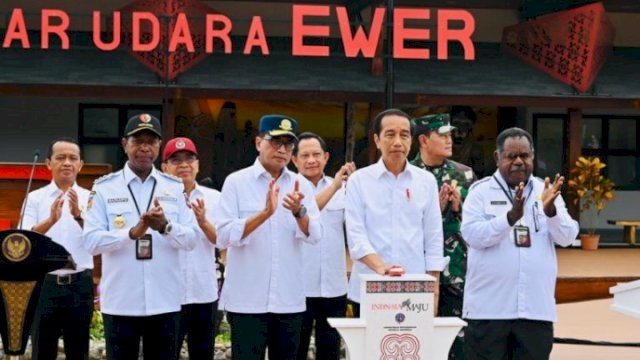 Presiden RI Joko Widodo (Jokowi) saat meresmikan Bandar Udara (Bandara) Ewer di Kabupaten Asmat , Papua Selatan, Kamis (6/7/2023). (Sumber: Sekretariat Presiden)