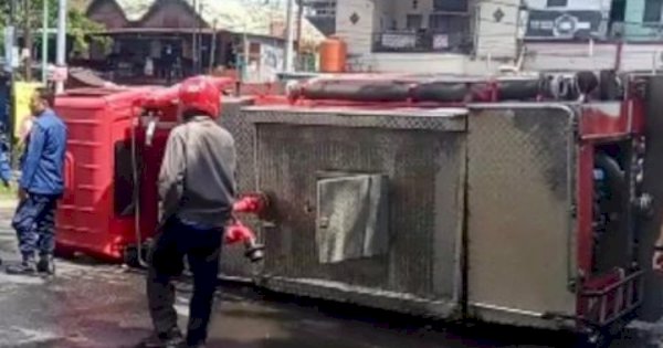 Hendak Padamkan Api, Mobil Damkar Makassar Terguling 