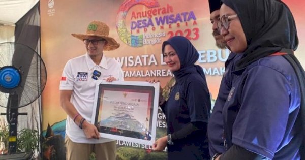 Bupati Indah Terima Penghargaan dari Menteri Sandiaga Uno 