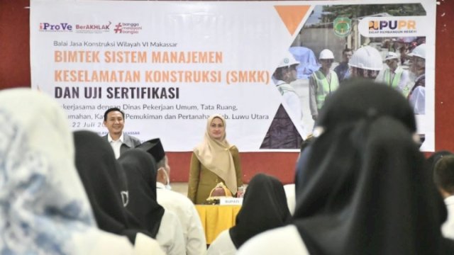 Bupati Luwu Utara, Indah Putri Indriani saat menghadiri Bimtek Sistem Manajemen Keselamatan Kontruksi (SMKK) dan uji Sertifikasi di Hotel Bukit Indah Masamba, Selasa (18/07/2023).