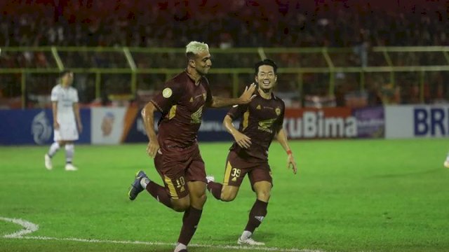 Selebrasi Everton Nascimento usai mencetak gol ketiga untuk PSM Makassar saat melawan Persib Bandung. (foto: Official PSM Makassar)