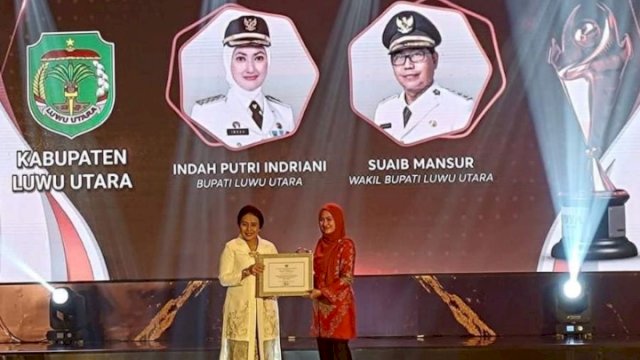 Bupati Luwu Utara, Indah Putri Indriani saat menerima penghargaan Kota Layak Anak Nindya yang diserahkan langsung oleh Menteri Pemberdayaan Perempuan dan Perlindungan Anak (PPPA), Bintang Puspayoga di malam puncak Penganugerahan Kabupaten Layak Anak, di Hotel Padma, Semarang, Provinsi Jawa Tengah, Sabtu (22/7/2023).