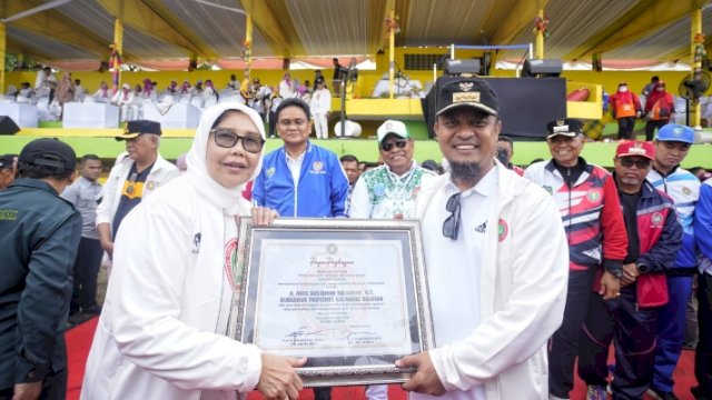 Gubernur Sulsel, Andi Sudirman Sulaiman saat menerima penghargaan dari Persatuan Guru Republik Indonesia (PGRI).