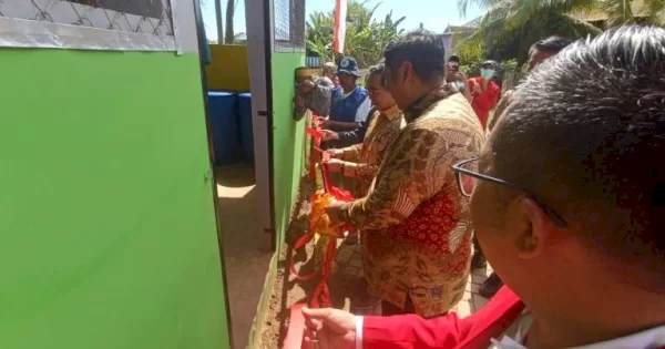 Bupati Maros dan Rektor Unhas Luncurkan Alat Perangkap Sampah Plastik di Sungai