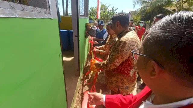 Bupati Maros dan Rektor Unhas Luncurkan Alat Perangkap Sampah Plastik di Sungai