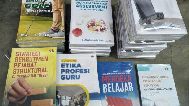 Beberapa karya terbitan penerbit Indonesia Emas Group. (Dok pribadi)