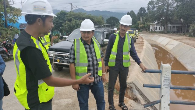 Tinjau Pengerjaan Saluran Suplesi Kanjiro Senilai Rp6,8 M, Fauzi Ingin Pastikan Selesai Tepat Waktu