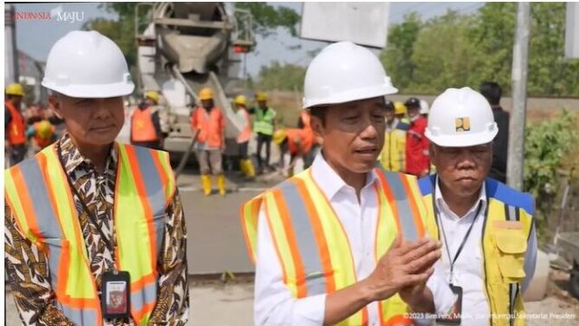 Presiden Joko Widodo (Jokowi) meninjau perbaikan Jalan Surakarta-Gemolong-Purwodadi, pada Ahad (23/7/2023). Dalam kunjungan tersebut, Presiden Jokowi didampingi oleh Menteri PUPR Basuki dan Gubernur Jawa Tengah, Ganjar Pranowo.