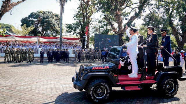 Gubernur Sulsel, Andi Sudirman Sulaiman bersama Pangdam XIV/Hasanuddin Mayjen TNI Totok Imam Santoso, Kapolda Sulsel Irjen Pol Setyo Boedi Moempoeni Harso, Pangkoopsau II Marsma TNI AU Andi Kustoro dan Dantamal VI Laksma TNI Ivan Gatot Prijanto menggunakan kendaraan ini sebagai mobil inspeksi pasukan.