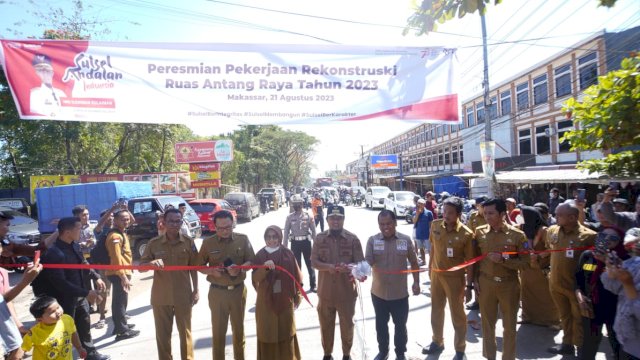 Gubernur Sulawesi Selatan, Andi Sudirman Sulaiman meresmikan Pekerjaan Rekonstruksi Ruas Jalan Antang Raya, Kecamatan Manggala, Kota Makassar, Senin (21/8/2023).