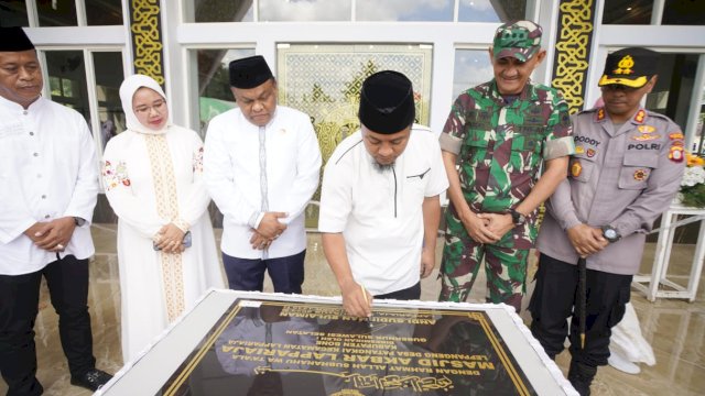 Gubernur Sulawesi Selatan, Andi Sudirman Sulaiman didampingi Bupati Bone, Andi Fahsar M. Padjalangi meresmikan Masjid Akbar Lappariaja di Leppangeng, Desa Patangkai, Kecamatan Lappariaja, Ahad (27/8/2023). 