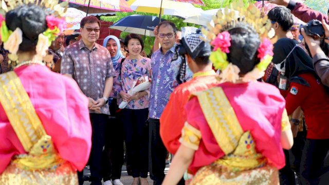 Danny Pomanto Ajak Pejabat Singapura Jelajahi Lorong Wisata Zurich, Coba Jus dan Keripik Olahan Masyarakat