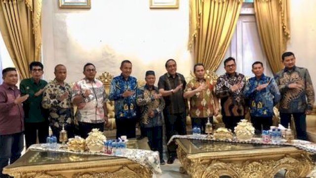 Penjabat Gubernur Gorontalo Ismail Pakaya (tengah) didampingi Kepala Dinas Pertanian Muljady Mario saat menerima kunjungan Kepala Badan Penyuluhan dan Pengembangan Sumber Daya Manusia Pertanian (BPPSDM) Kementan RI, Bustanul Arifin Caya, di Rumah Jabatan Gubernur, Kamis (3/08/2023).