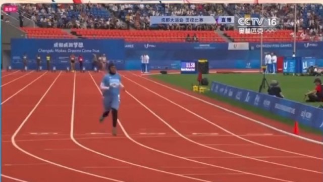 Pelari asal Somalia, Nasra Abubakar Ali saat berkompetisi di ajang FISU World University Games di Chengdu, China. (Twitter @EGaraad_)