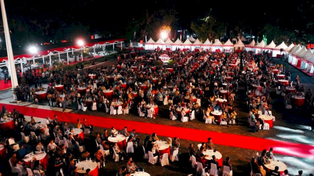 Lebih dari 2000 Kepala Desa dan Kepala Lembang se Sulsel menghadiri Gala Dinner Peningkatan Kapasitas Pengelolaan Keuangan Desa di Lapangan Rujab Gubernur, Sabtu (5/8/2023) malam. 