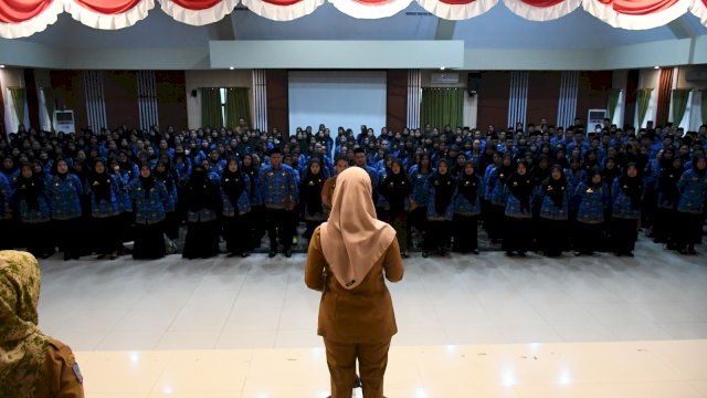 Bupati Indah Serahkan SK 361 Formasi Guru dan 20 Tenaga Kesehatan Tahun 2022