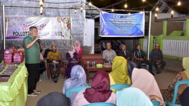 Kapala Dinas Kominfotik Provinsi Gorontalo Rifli Katili (kemeja hijau) memberikan sambutan pada lokakarya yang dilaksanakan dosen pelaksana PMM Kemendikbudristek UNG dan UMGO serta mahasiswa KKN UNG di Desa Bubohu Bongo, Kecamatan Batudaa Pantai Kabupaten Gorontalo, Minggu (6/8/2023).