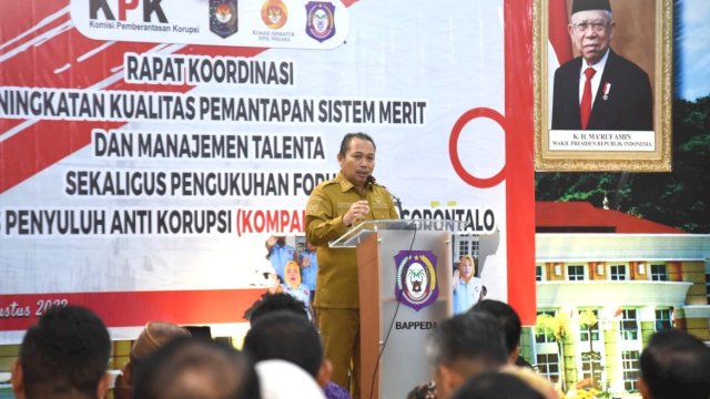 Penjagub Ismail Pakaya memberikan arahan pada rakor peningkatan kualitas pemantapan sistem merit dan manajemen talenta sekaligus pengukuhan Forum Kompak di Ruangan Dulohupa Gubernuran Gorontalo, Selasa (8/8/2023).